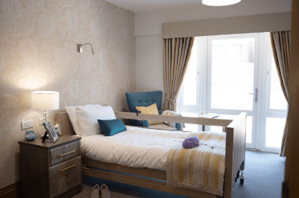 A bedroom with blue decorations