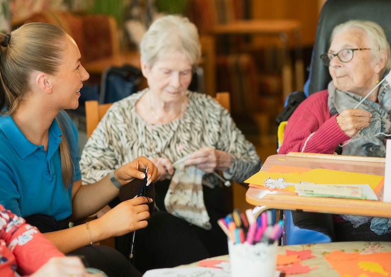residents doing arts and crafts